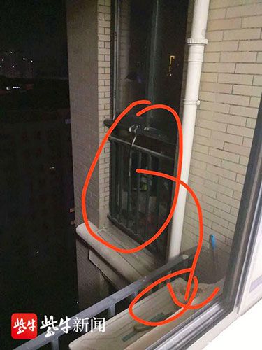 法制|女子深夜情绪失控，站15楼窗台上“敲锣”