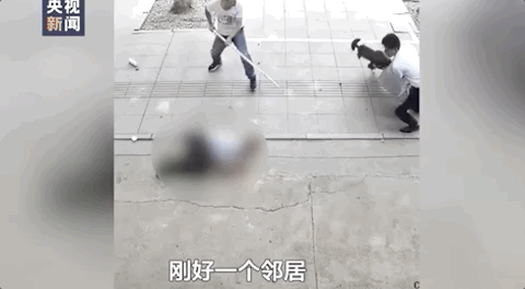 法制|男子挥刀追砍女孩，一个身影冲了上去！