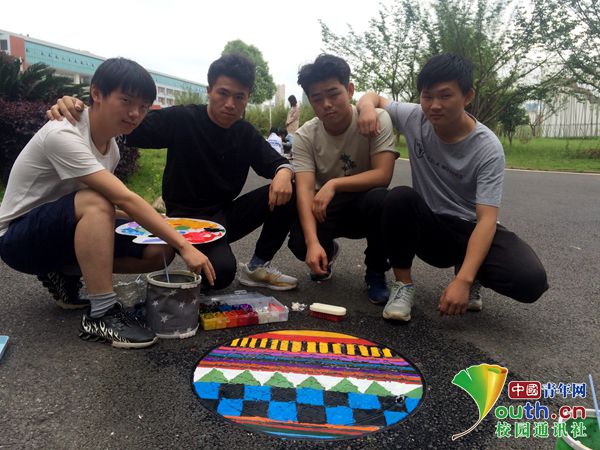 厉害了！江西高校学生给井盖涂鸦 满满的民族风