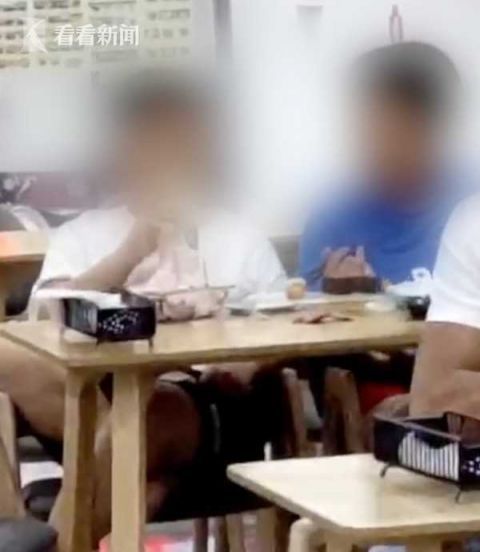 学生边点菜边用计算器算钱 网友:像极了我小时候