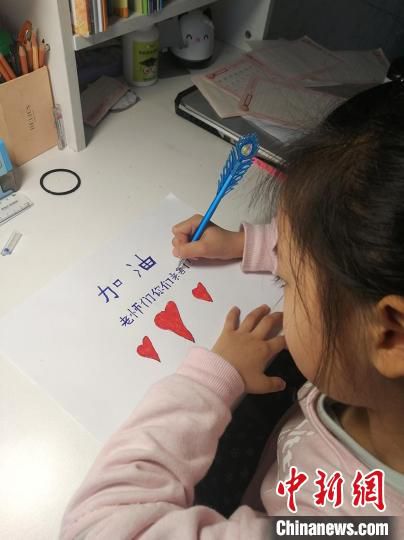 陈丽英老师坚守抗疫一线 学生隔窗敬礼唱出“谢谢你”