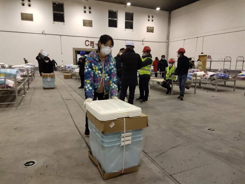 『武汉市』武汉方舱医院的00后“搬运工”