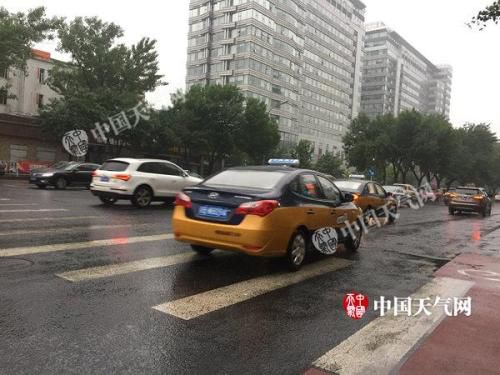 　21日，北京海淀小雨绵绵，道路湿滑。