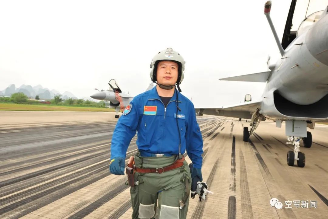 |惊心动魄！战机低空遭鸟撞击，37秒3次避开居民区