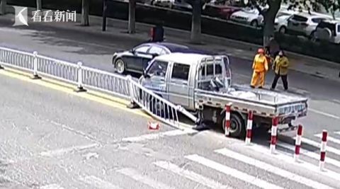 退伍军人司机抱着孩子呼救 多亏这位退伍军人冲了出去