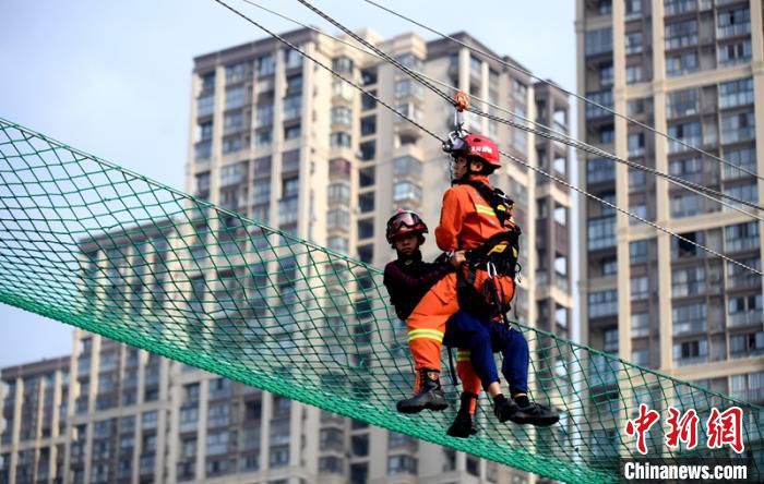 #消防员#四川面向社会招录的首批252名消防员正式授衔并入职