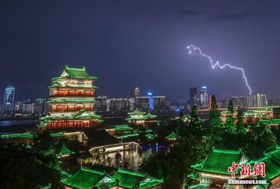 5月18日晚，江西省会南昌突降暴雨，城市夜空电闪雷鸣。长长的闪电不时划过天空，场景十分震撼。万闰宝 摄