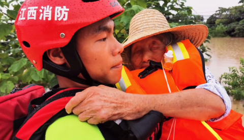 消防|“让我做你的眼”！消防员洪水中抱出88岁盲人老奶奶