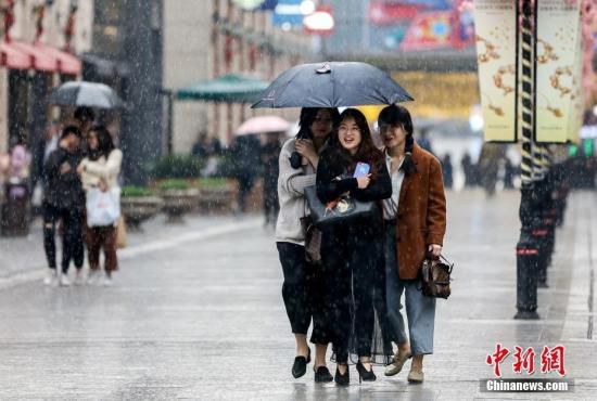 资料图：民众在雨中出行。<a target='_blank' href='http://www.chinanews.com/'>中新社</a>记者 张畅 摄