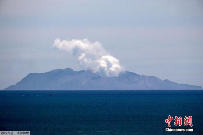 当地时间12月11日，远眺新西兰怀特岛，火山口依旧喷发浓烟。新西兰地质与核科学研究所11日就怀特岛火山喷发一事发布声明称，其在未来24小时有可能再次喷发。GNS专家认为，该火山再次喷发可能性高达40%到60%。
