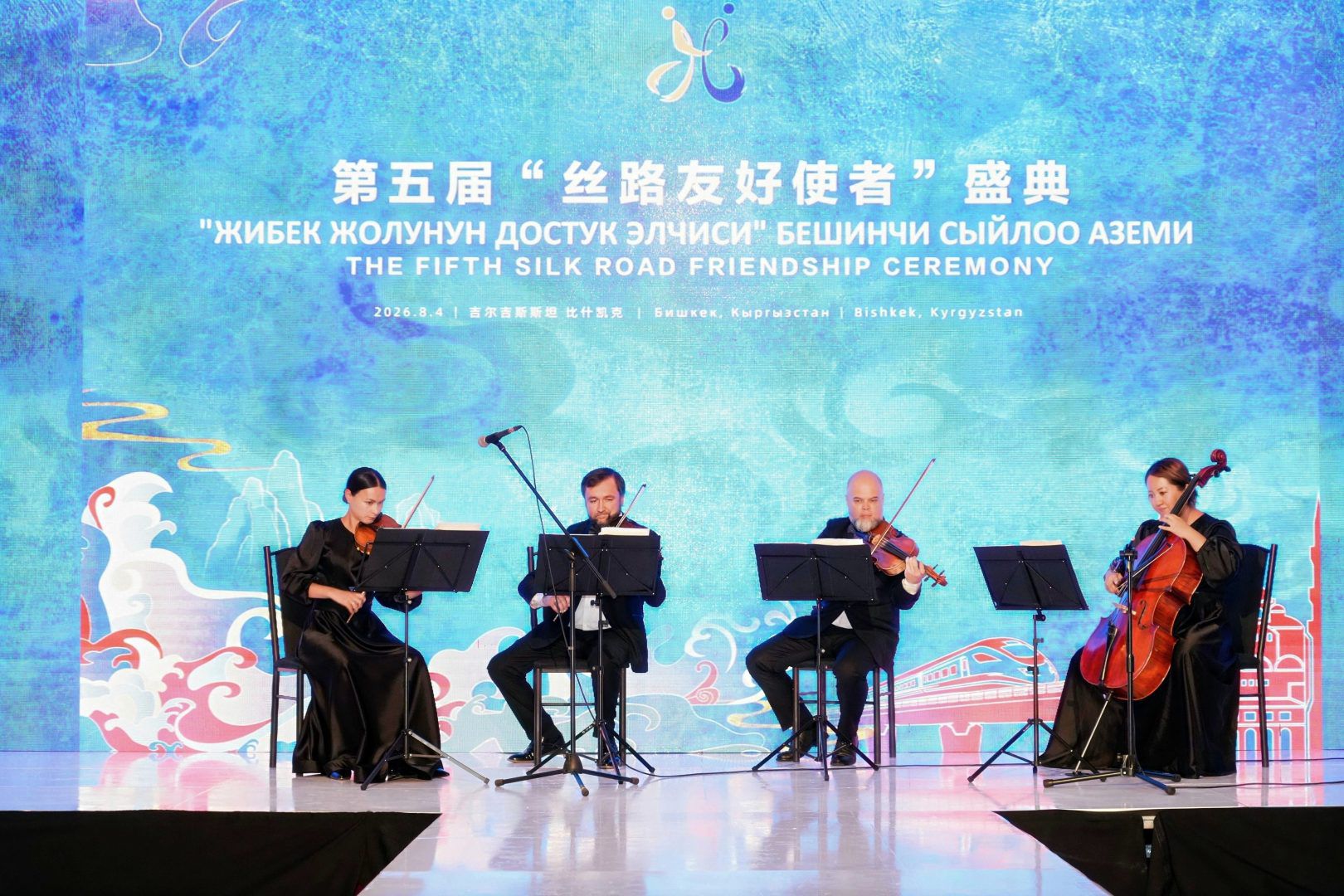 吉尔吉斯斯坦国家交响乐团现场演奏。