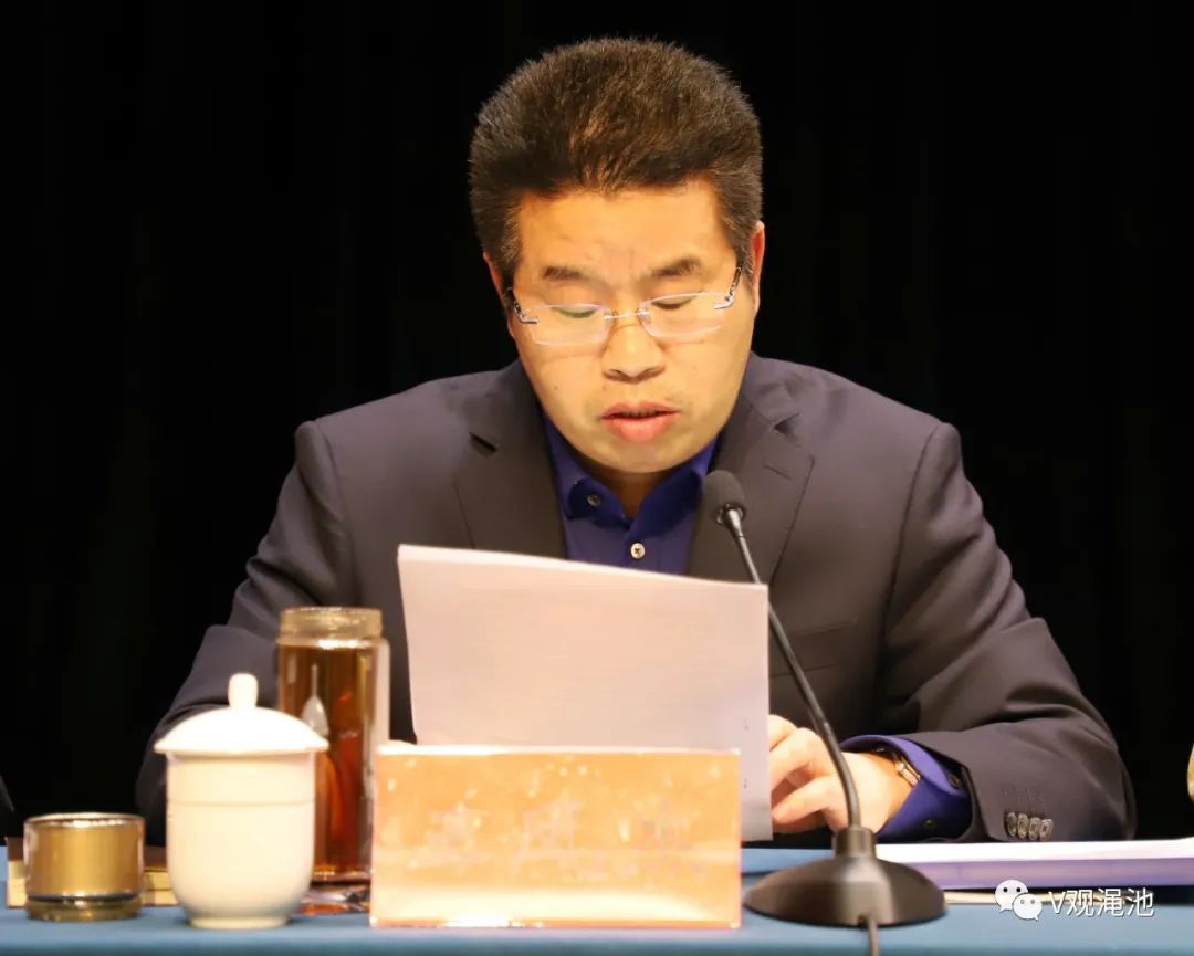 健康"示范县创建工作《表彰决定》;县委常委,常务副县长王凤杰传达省