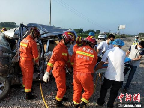 面包车广西南宁一面包车与大货车相撞 致5人遇难