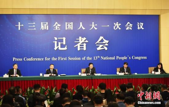 十三届全国人大一次会议新闻中心于3月7日上午在梅地亚中心多功能厅举行记者会，邀请财政部部长肖捷，副部长史耀斌、胡静林就“财税改革和财政工作”相关问题回答中外记者提问。<a target='_blank' href='http://www.chinanews.com/'>中新社</a>记者 李卿 摄