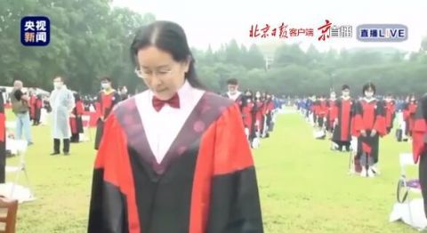大学武汉大学举行毕业典礼 为新冠肺炎牺牲烈士和逝世同胞默哀