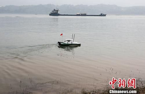 资料图为利用无人船对长江水下排污口进行探测。<a target='_blank' href='http://www.chinanews.com/'>中新社</a>记者 阮煜琳 摄