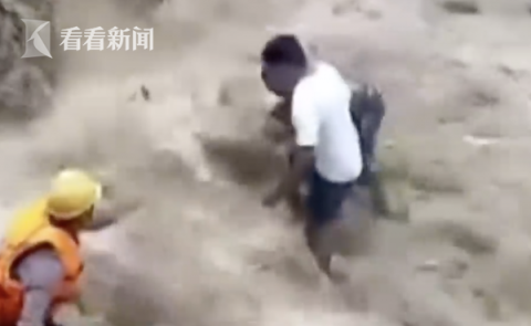 摩托车|男子连人带车被洪水冲走 路人尖叫展开生死救援