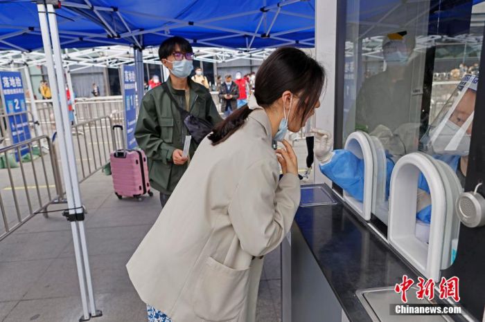 资料图：旅客在铁路上海虹桥站西广场进行核酸检测采样。 殷立勤 摄