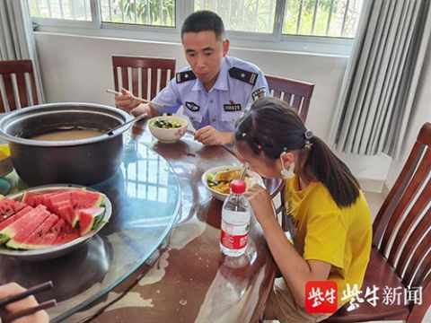 阿姨|“我阿姨被火车‘拐跑了’”，12岁女孩站台报警求助