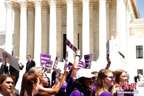 资料图：当地时间5月21日，数百名抗议者聚集在位于华盛顿的美国联邦最高法院门前，抗议近期美国多个州通过的禁止堕胎法令。抗议者举着写有“保护安全、合法堕胎”、“我的身体我做主”、“堕胎是人权”等标语的牌子，高喊“解除禁令”。<a target='_blank' href='http://www.chinanews.com/'>中新社</a>记者 沙晗汀 摄
