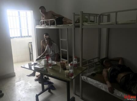 鞭炮|四川广汉鞭炮厂爆炸，500米外民居推拉门被震碎，屋内大妈被划伤