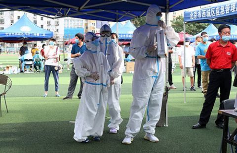 西城核酸检测现场直击：体育场内排队有序进行