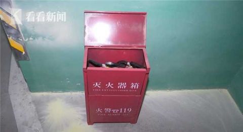 地下车库|两小孩乱弄灭火器 小区地下车库里车辆全白了头