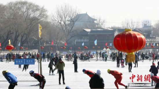 2月4日，农历立春时节，京城许多市民在什刹海的冰面上享受户外锻炼休闲的乐趣。 <a target='_blank' href='http://www.chinanews.com/'>中新社</a>记者 任海霞 摄