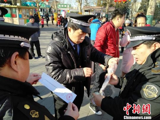 2月16日，北京市食品药品监管部门工作人员在庙会上检测售卖的羊肉串、牛肉、肉丸等肉制品。　杜燕 摄
