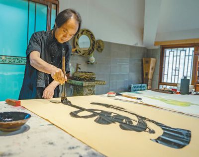 李德华葫芦烙画产业越做越大（逐梦小康）