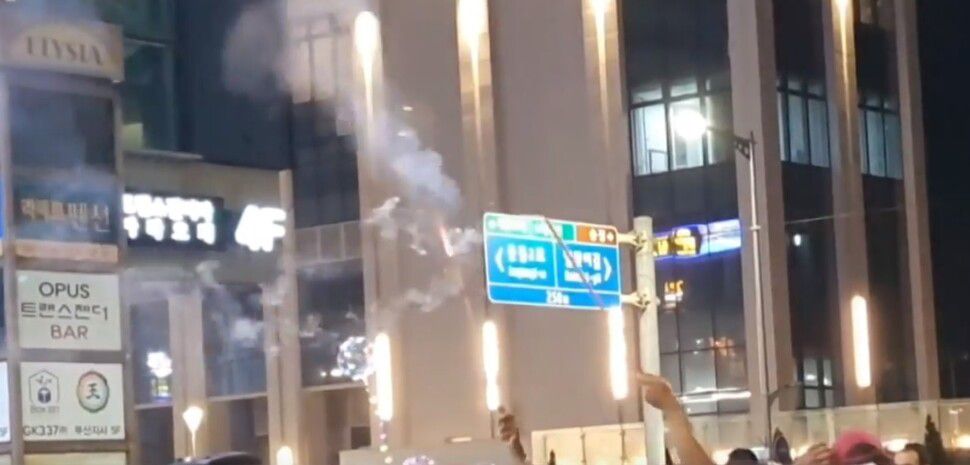 美军|部分美军士兵在釜山肆意燃放烟花爆竹扰民，驻韩美军回应