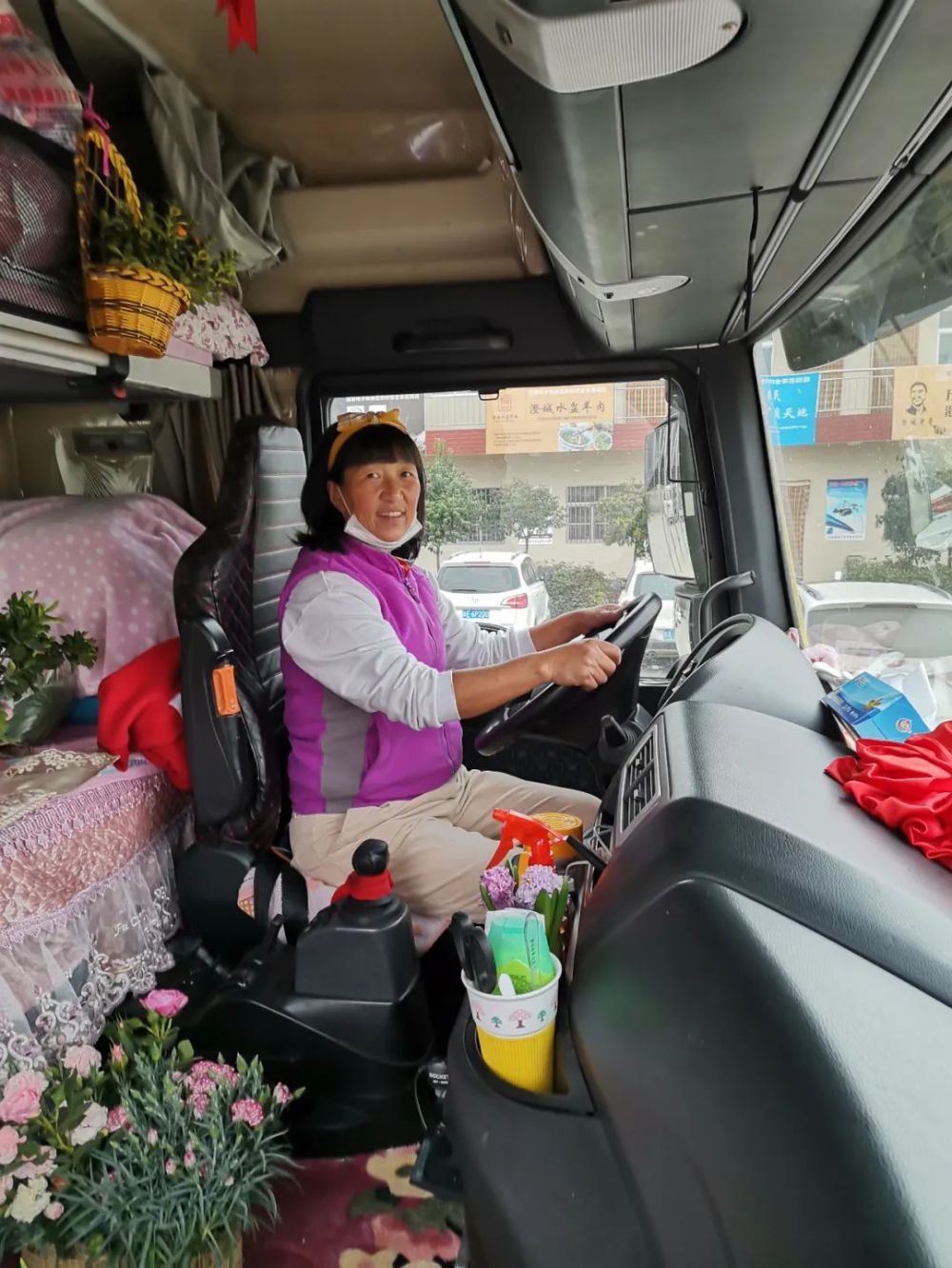 『』“单枪匹马”穿越疫线，58岁卡车女司机跑了快两万公里