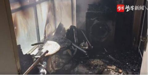 句容市阳台失火烧得面目全非 句容一业主将楼上31家住户全告了