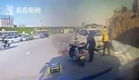 |小哥电动车自燃 公交车司机帮忙灭火还借车给他