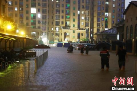 江西南昌|暴雨夜袭江西南昌：夜未央人未眠 雨不止护家园