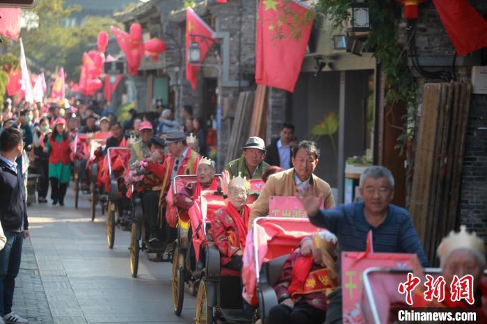 |江苏扬州摆“千岁宴” 邀12位百岁老人逛古街迎重阳
