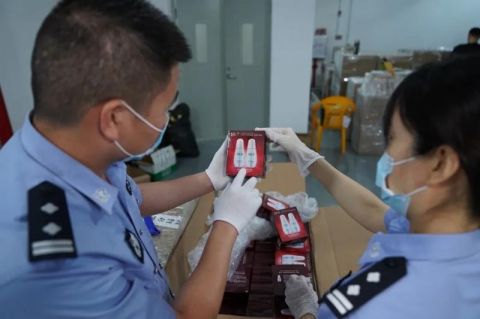 海关黄浦海关打掉4个寄递渠道走私团伙 案值6.7亿元 抓获嫌犯30人