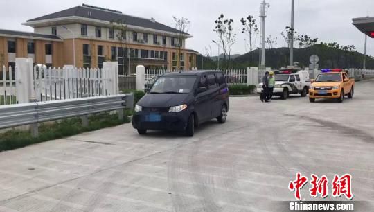图为:涉事车辆。台州高速交警供图 台州高速交警供图 摄 图为:涉事车辆。台州高速交警供图 台州高速交警供图 摄