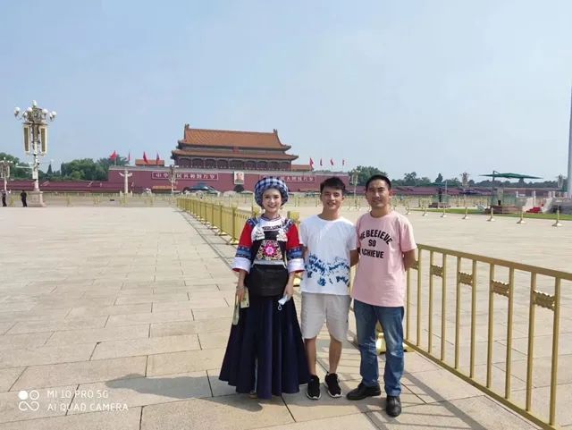 大学|四岁丧父睡猪圈，背着疯娘上大学，逃离贫穷后他又选择回来