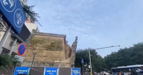 文物|西安秦王府城墙倒塌，4名路人被擦伤，1辆公交车3辆私家车被损