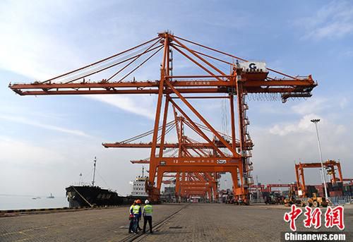 繁忙的贸易港口（资料图片） 中新社记者 俞靖 摄