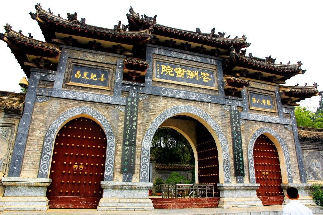 闲暇之余到书院讲学,并设立花洲书院,重修览秀亭,构筑春风阁,营造