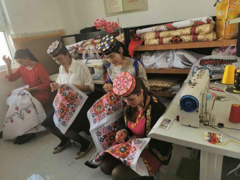 手工艺|【走进未脱贫摘帽县】新疆阿克陶：搬进新家，家庭妇女当起了小老板