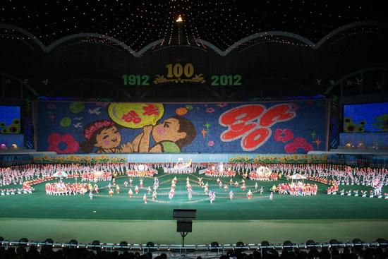 图为2012年团体操《阿里郎》的演出场面。（韩联社）