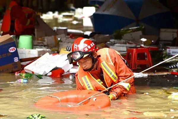 黄建辉|洪水中，那一抹逆流而上的“橙色”身影