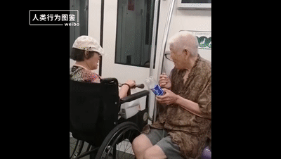 |100岁奶奶贴脸陪伴98岁爷爷，网友：等我老了也想这样