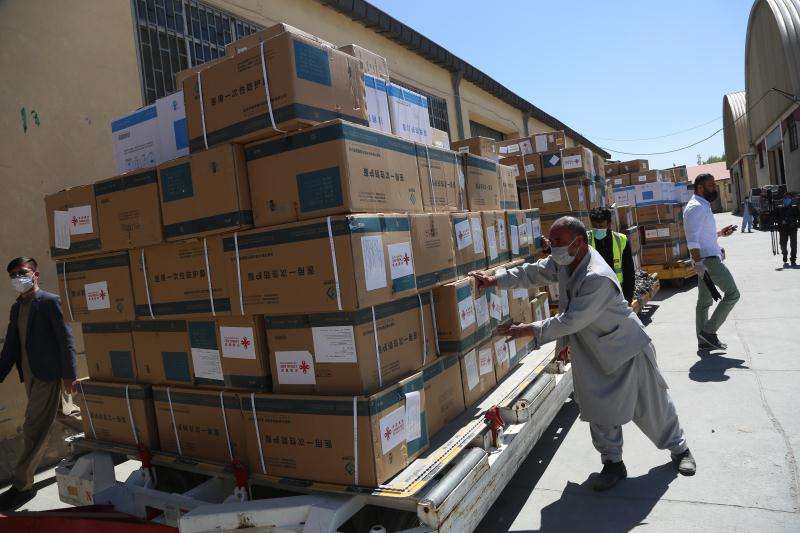 「防护服」?口罩、防护服、体温枪……中国援助阿富汗第二批防疫物资抵达