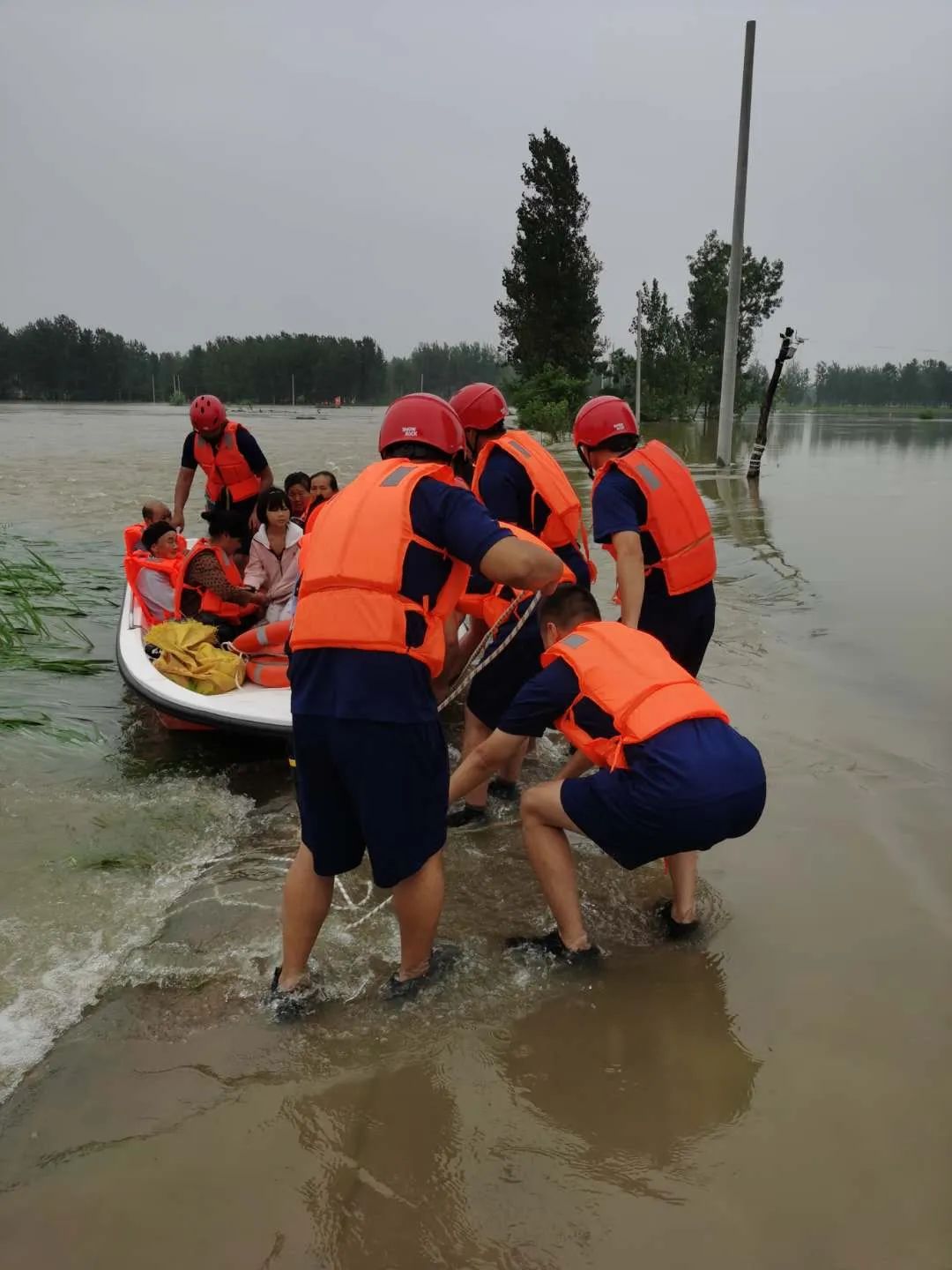 潢川县闻汛而动全力抗洪