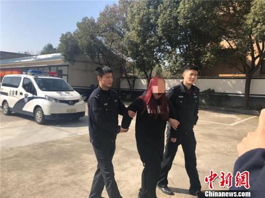 图为抓获现场。　定海警方提供 摄