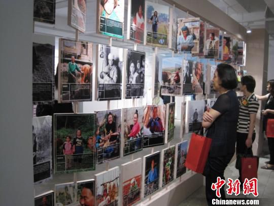 “为了母亲的微笑——幸福工程精准扶贫健康扶贫23载跡录展”于5月18日-6月21日在在北京798艺术区大千当代艺术中心展出。　王祖敏 摄